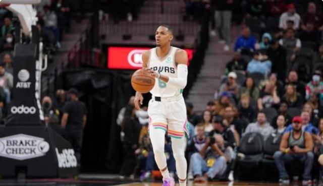 博鱼-两度犯错险酿大祸 马刺新王双加时完成自我救赎