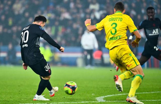 博鱼体育-【法甲】纳瓦斯染红 梅西造乌龙+首球 巴黎3比1南特